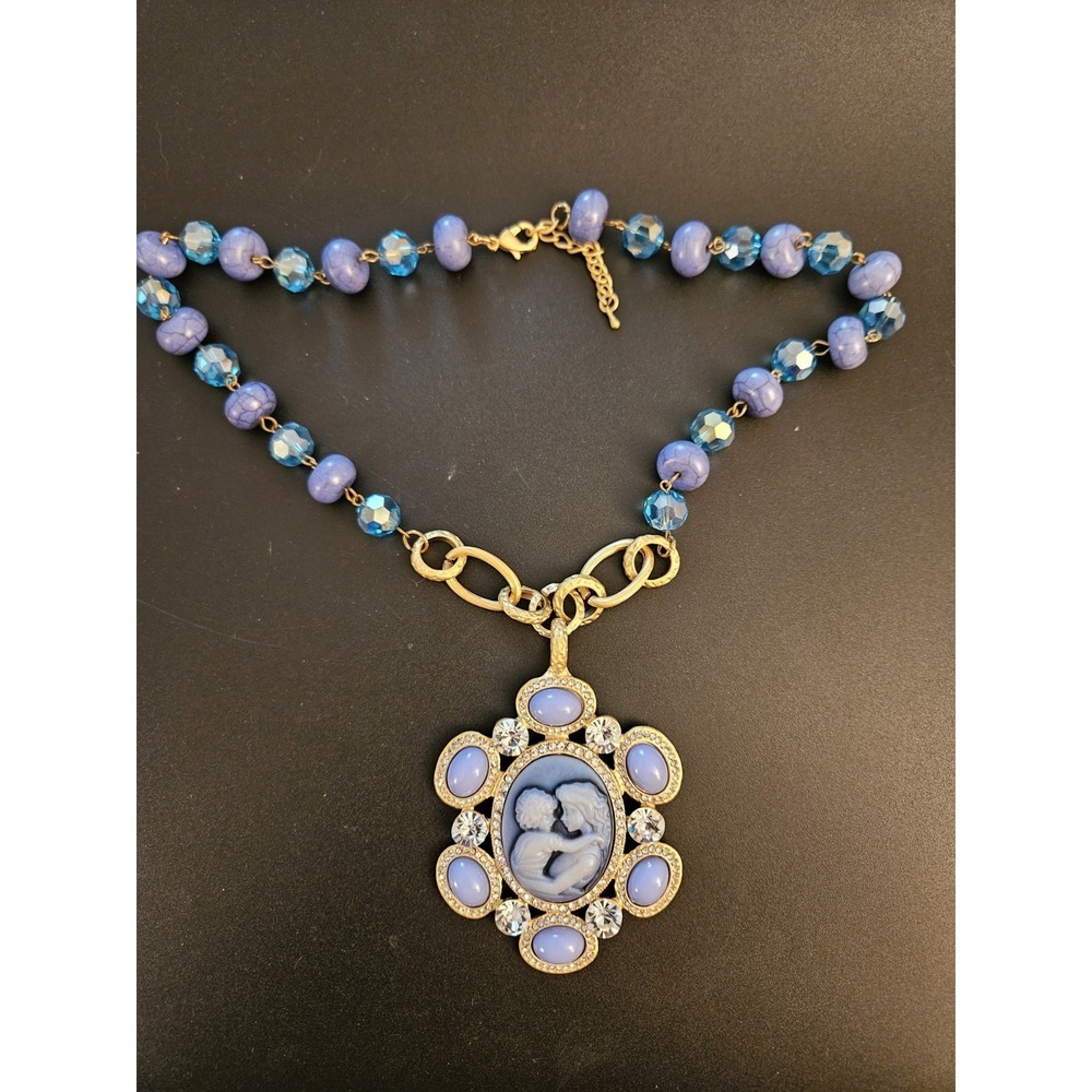 Vintage Goldtone Howlite Necklace With Cameo Style Pendant (632)